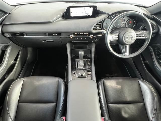 MAZDA3ファストバック 20S Lパッケージ 禁煙 360度ビュー 地デジ DVD 8.8型ナビ CD ETC スマートブレーキ クルコン LEDヘッド BSM Pシート シートヒータ ステアリングヒータ 黒革シート スマートキー Pスタート(2枚目)