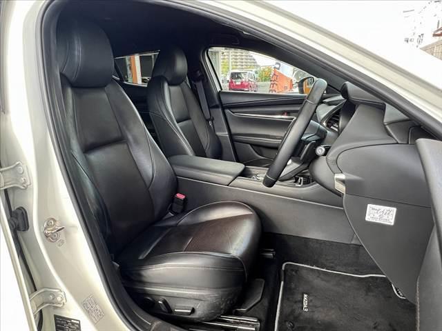 MAZDA3ファストバック 20S Lパッケージ 禁煙 360度ビュー 地デジ DVD 8.8型ナビ CD ETC スマートブレーキ クルコン LEDヘッド BSM Pシート シートヒータ ステアリングヒータ 黒革シート スマートキー Pスタート(16枚目)