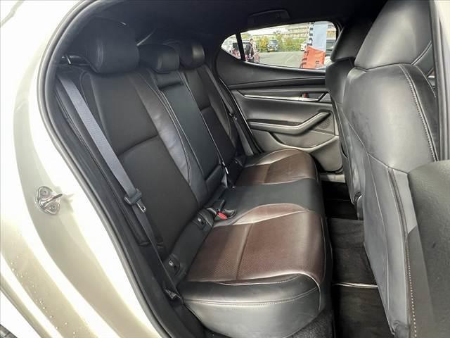 MAZDA3ファストバック 20S Lパッケージ 禁煙 360度ビュー 地デジ DVD 8.8型ナビ CD ETC スマートブレーキ クルコン LEDヘッド BSM Pシート シートヒータ ステアリングヒータ 黒革シート スマートキー Pスタート(18枚目)