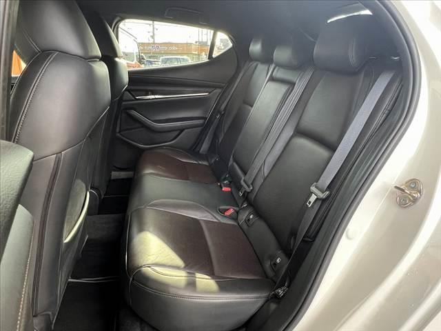 MAZDA3ファストバック 20S Lパッケージ 禁煙 360度ビュー 地デジ DVD 8.8型ナビ CD ETC スマートブレーキ クルコン LEDヘッド BSM Pシート シートヒータ ステアリングヒータ 黒革シート スマートキー Pスタート(19枚目)