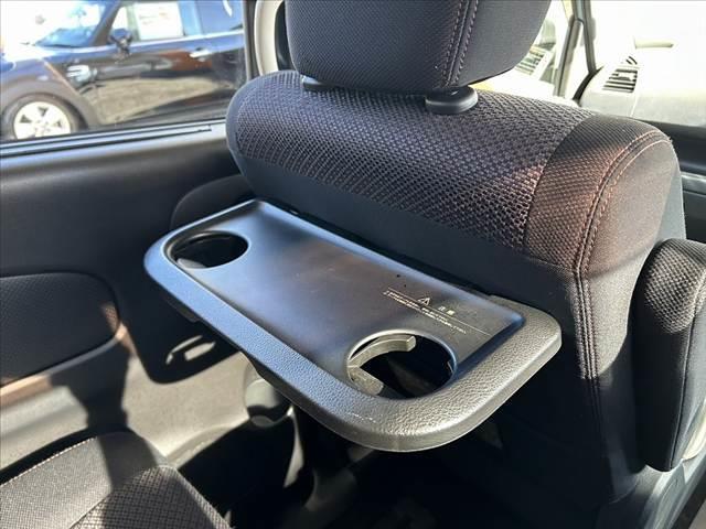 セレナ ハイウェイスター 禁煙 両電スラ HIDヘッドランプ ナビ Bモニタ スマートキ ETC フルセグ BTオーディオ クルコン Aライト レザーステア ロールサンシェード フォグランプ Pガラス 2列目パーソナルテーブ(32枚目)