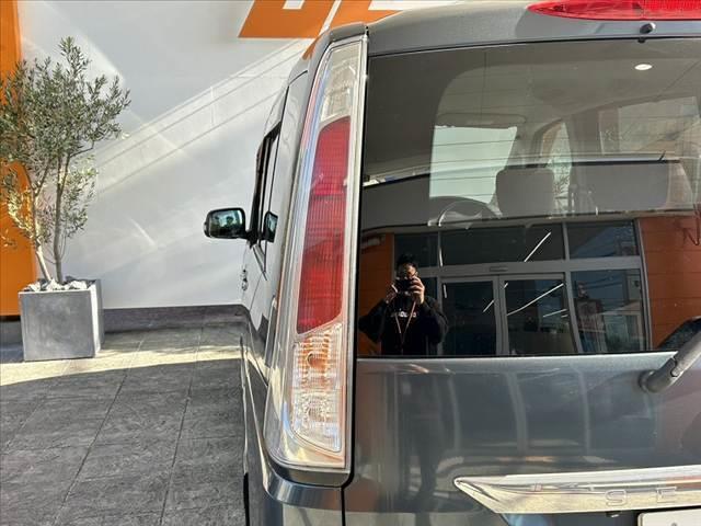 セレナ ハイウェイスター 禁煙 両電スラ HIDヘッドランプ ナビ Bモニタ スマートキ ETC フルセグ BTオーディオ クルコン Aライト レザーステア ロールサンシェード フォグランプ Pガラス 2列目パーソナルテーブ(39枚目)