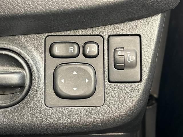 ヴィッツ Ｆ　スマートストップパッケージ　後期　禁煙　社外ナビ　地デジ　Ｂカメラ　ＢＴ　アイドリングストップ　リモコンキー　スペアキー　ＬＥＤリアコンビネーションランプ　プライバシーガラス　パワーウィンドウ　アシストグリップ　ＳＲＳエア（7枚目）