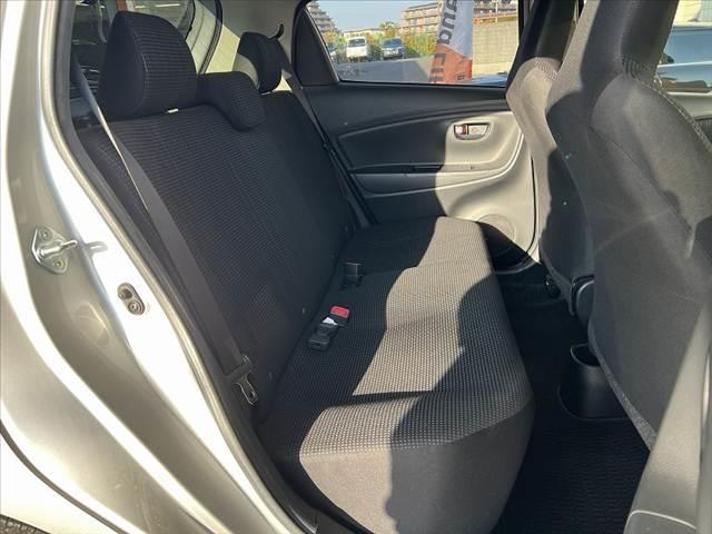 ヴィッツ Ｆ　スマートストップパッケージ　後期　禁煙　社外ナビ　地デジ　Ｂカメラ　ＢＴ　アイドリングストップ　リモコンキー　スペアキー　ＬＥＤリアコンビネーションランプ　プライバシーガラス　パワーウィンドウ　アシストグリップ　ＳＲＳエア（18枚目）