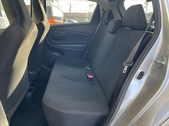 ヴィッツ Ｆ　スマートストップパッケージ　後期　禁煙　社外ナビ　地デジ　Ｂカメラ　ＢＴ　アイドリングストップ　リモコンキー　スペアキー　ＬＥＤリアコンビネーションランプ　プライバシーガラス　パワーウィンドウ　アシストグリップ　ＳＲＳエア（19枚目）