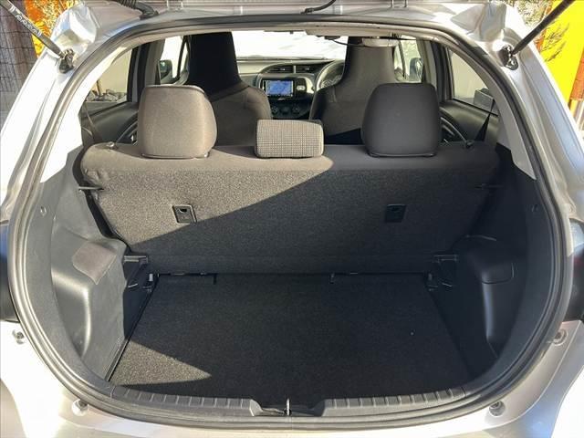 ヴィッツ Ｆ　スマートストップパッケージ　後期　禁煙　社外ナビ　地デジ　Ｂカメラ　ＢＴ　アイドリングストップ　リモコンキー　スペアキー　ＬＥＤリアコンビネーションランプ　プライバシーガラス　パワーウィンドウ　アシストグリップ　ＳＲＳエア（20枚目）