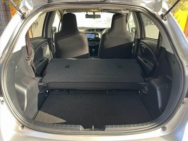 ヴィッツ Ｆ　スマートストップパッケージ　後期　禁煙　社外ナビ　地デジ　Ｂカメラ　ＢＴ　アイドリングストップ　リモコンキー　スペアキー　ＬＥＤリアコンビネーションランプ　プライバシーガラス　パワーウィンドウ　アシストグリップ　ＳＲＳエア（21枚目）