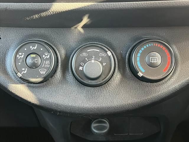 ヴィッツ Ｆ　スマートストップパッケージ　後期　禁煙　社外ナビ　地デジ　Ｂカメラ　ＢＴ　アイドリングストップ　リモコンキー　スペアキー　ＬＥＤリアコンビネーションランプ　プライバシーガラス　パワーウィンドウ　アシストグリップ　ＳＲＳエア（23枚目）