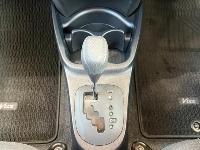 ヴィッツ Ｆ　スマートストップパッケージ　後期　禁煙　社外ナビ　地デジ　Ｂカメラ　ＢＴ　アイドリングストップ　リモコンキー　スペアキー　ＬＥＤリアコンビネーションランプ　プライバシーガラス　パワーウィンドウ　アシストグリップ　ＳＲＳエア（24枚目）