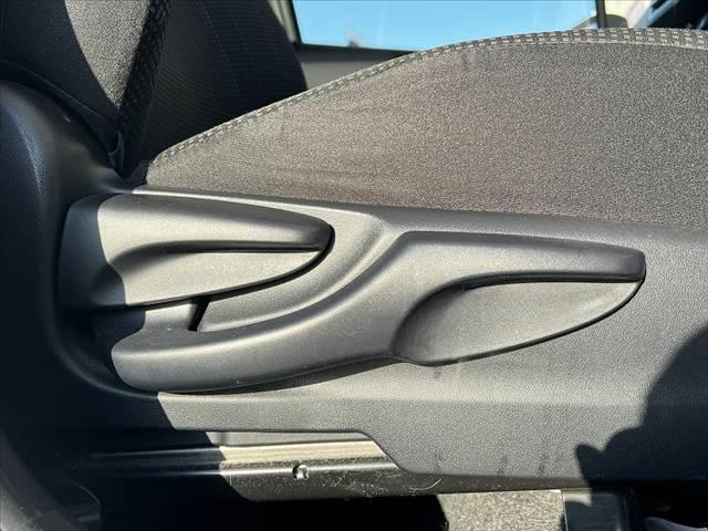 ヴィッツ Ｆ　スマートストップパッケージ　後期　禁煙　社外ナビ　地デジ　Ｂカメラ　ＢＴ　アイドリングストップ　リモコンキー　スペアキー　ＬＥＤリアコンビネーションランプ　プライバシーガラス　パワーウィンドウ　アシストグリップ　ＳＲＳエア（30枚目）