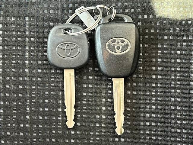 ヴィッツ Ｆ　スマートストップパッケージ　後期　禁煙　社外ナビ　地デジ　Ｂカメラ　ＢＴ　アイドリングストップ　リモコンキー　スペアキー　ＬＥＤリアコンビネーションランプ　プライバシーガラス　パワーウィンドウ　アシストグリップ　ＳＲＳエア（34枚目）