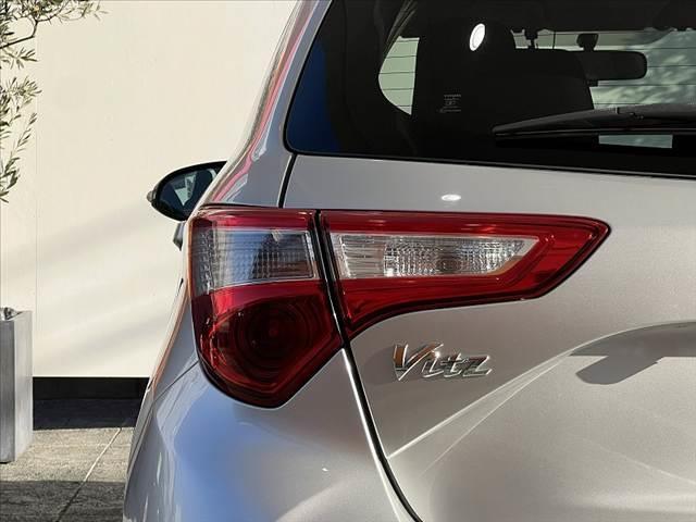 ヴィッツ Ｆ　スマートストップパッケージ　後期　禁煙　社外ナビ　地デジ　Ｂカメラ　ＢＴ　アイドリングストップ　リモコンキー　スペアキー　ＬＥＤリアコンビネーションランプ　プライバシーガラス　パワーウィンドウ　アシストグリップ　ＳＲＳエア（39枚目）