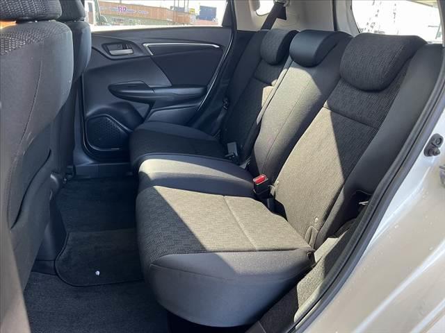 フィット 13G・Fパッケージ 禁煙 中期 純正ナビ フルセグ ステリモ スマートキー Pスタート ETC DVD BTオーディオ アイドリングストップ ヘッドライトレベライザー リアワイパー プライバシーガラス シートリフター(19枚目)