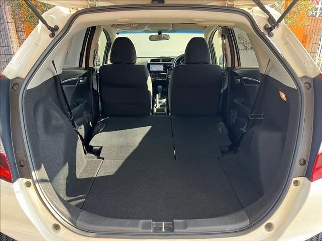 フィット 13G・Fパッケージ 禁煙 中期 純正ナビ フルセグ ステリモ スマートキー Pスタート ETC DVD BTオーディオ アイドリングストップ ヘッドライトレベライザー リアワイパー プライバシーガラス シートリフター(21枚目)