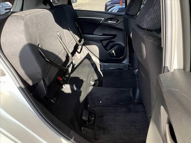 フィット 13G・Fパッケージ 禁煙 中期 純正ナビ フルセグ ステリモ スマートキー Pスタート ETC DVD BTオーディオ アイドリングストップ ヘッドライトレベライザー リアワイパー プライバシーガラス シートリフター(32枚目)