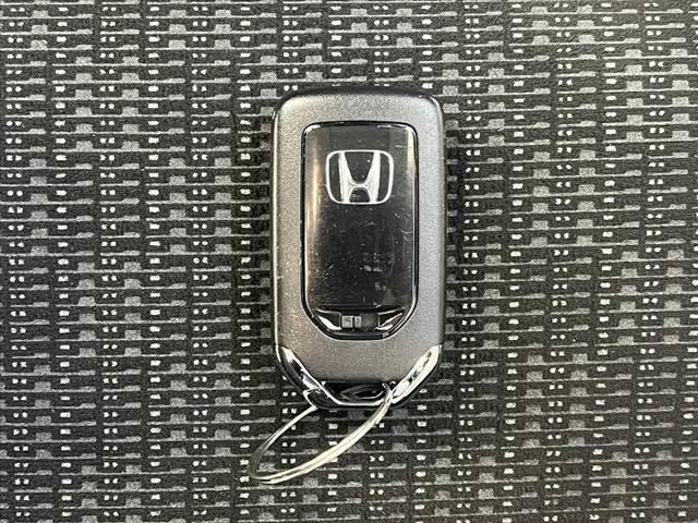 フィット 13G・Fパッケージ 禁煙 中期 純正ナビ フルセグ ステリモ スマートキー Pスタート ETC DVD BTオーディオ アイドリングストップ ヘッドライトレベライザー リアワイパー プライバシーガラス シートリフター(33枚目)