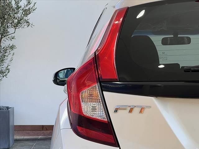 フィット 13G・Fパッケージ 禁煙 中期 純正ナビ フルセグ ステリモ スマートキー Pスタート ETC DVD BTオーディオ アイドリングストップ ヘッドライトレベライザー リアワイパー プライバシーガラス シートリフター(38枚目)