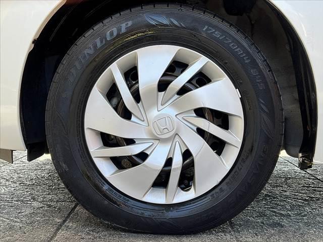 フィット 13G・Fパッケージ 禁煙 中期 純正ナビ フルセグ ステリモ スマートキー Pスタート ETC DVD BTオーディオ アイドリングストップ ヘッドライトレベライザー リアワイパー プライバシーガラス シートリフター(43枚目)