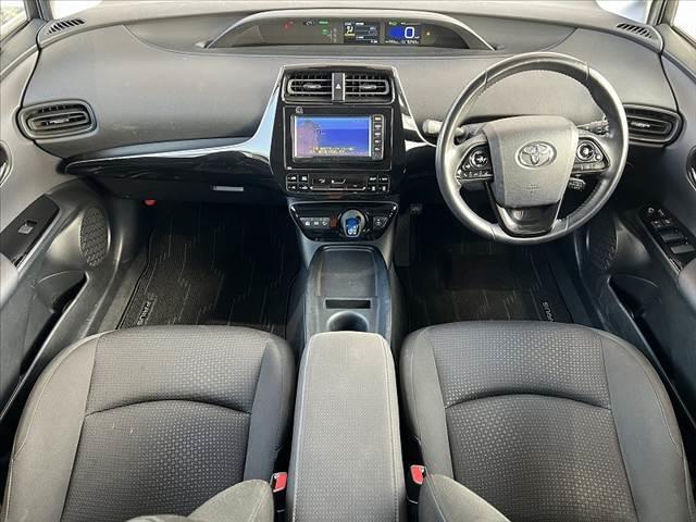 プリウス Ｓ　禁煙　後期　純ナビ　セーフティセンス　バックモニター　ＥＴＣ　ＬＥＤ　ＢＴオーディオ　地デジ　Ａライト　ステリモ　シートリフター　オートハイビーム　スマートキー　純正１５インチＡＷ　フォグ　ＳＲＳエア（2枚目）