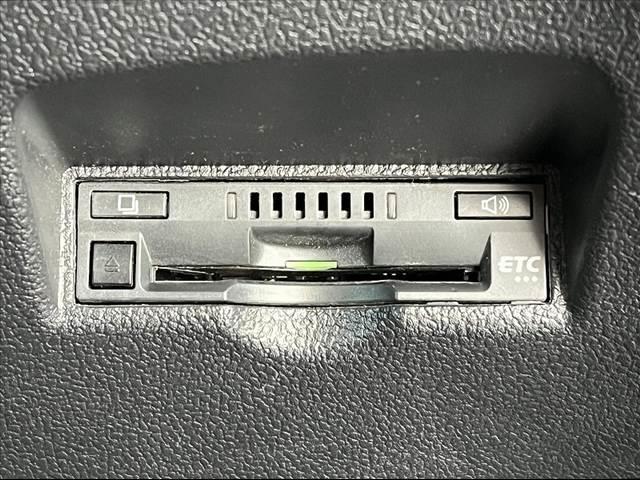 プリウス Ｓ　禁煙　後期　純ナビ　セーフティセンス　バックモニター　ＥＴＣ　ＬＥＤ　ＢＴオーディオ　地デジ　Ａライト　ステリモ　シートリフター　オートハイビーム　スマートキー　純正１５インチＡＷ　フォグ　ＳＲＳエア（7枚目）