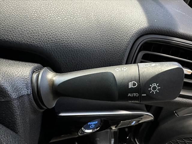 プリウス Ｓ　後期　禁煙　ナビ　Ｂモニター　フルセグ　ＢＴ　ＤＶＤ　ＣＤ　セーフティセンス　クリソナ　レーダークルーズ　ＬＥＤヘッド　スマートキ　Ｐスタート　アームレスト　シートリフタ　ＥＴＣ　６スピーカー（6枚目）