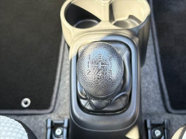 アルト F ★4WD★5MT★キーレス★CDオーディオ★シートヒーター★ヘッドライトレベライザー★横滑り防止★セキュリティアラーム★マルチインフォメーションディスプレイ★リア一体可倒式シート★ABS★WSRS(3枚目)