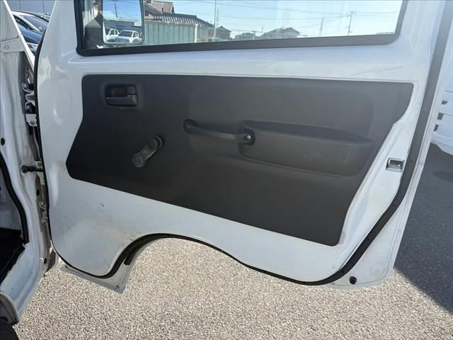 キャリイトラック KCエアコン・パワステ ★エアコン★パワステ★三方開★荷台ゴムマット★乗降グリップ★ラジオ(24枚目)