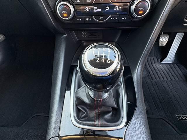 アクセラスポーツ １５Ｓ　６ＭＴ　純正ナビ　Ｂカメラ　Ｂｌｕｅｔｏｏｔｈ　スマートキー　プッシュスタート　電格ミラー　純正アルミ　シートリフター　バニティミラー　プライバシーガラス　革巻きハンドル　横滑り防止　ＥＴＣ（3枚目）