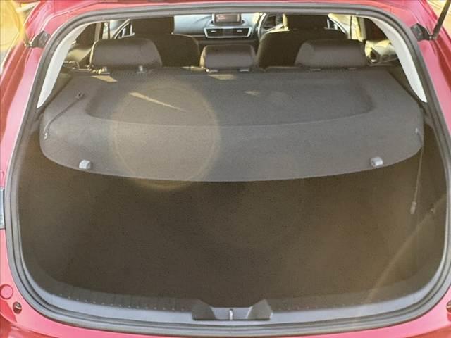 アクセラスポーツ １５Ｓ　６ＭＴ　純正ナビ　Ｂカメラ　Ｂｌｕｅｔｏｏｔｈ　スマートキー　プッシュスタート　電格ミラー　純正アルミ　シートリフター　バニティミラー　プライバシーガラス　革巻きハンドル　横滑り防止　ＥＴＣ（16枚目）