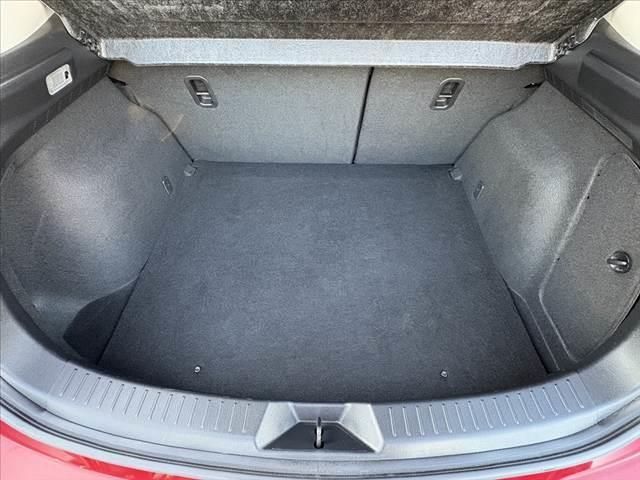 アクセラスポーツ １５Ｓ　６ＭＴ　純正ナビ　Ｂカメラ　Ｂｌｕｅｔｏｏｔｈ　スマートキー　プッシュスタート　電格ミラー　純正アルミ　シートリフター　バニティミラー　プライバシーガラス　革巻きハンドル　横滑り防止　ＥＴＣ（31枚目）