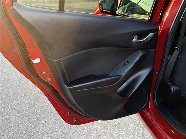 アクセラスポーツ １５Ｓ　６ＭＴ　純正ナビ　Ｂカメラ　Ｂｌｕｅｔｏｏｔｈ　スマートキー　プッシュスタート　電格ミラー　純正アルミ　シートリフター　バニティミラー　プライバシーガラス　革巻きハンドル　横滑り防止　ＥＴＣ（38枚目）