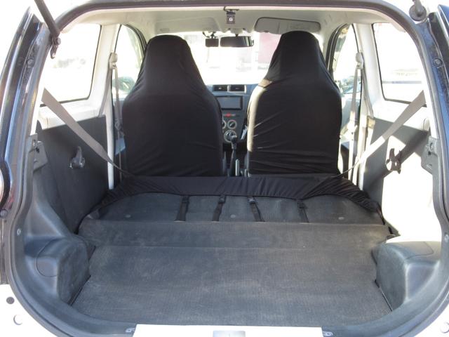 �V�[�g��|���Α傫�ȉו����^�ׂ܂��B