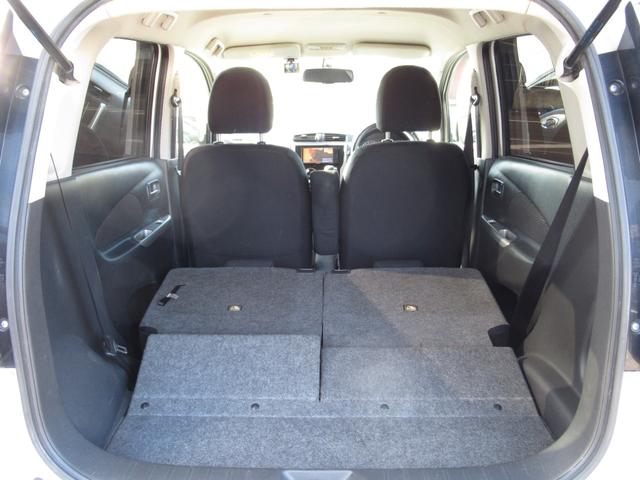 �V�[�g��|���Α傫�ȉו����^�ׂ܂��B