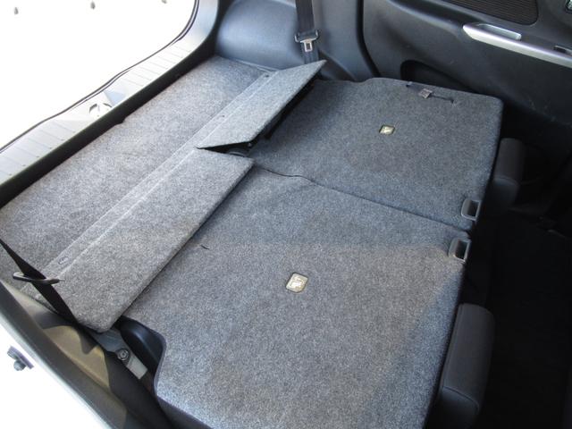 �V�[�g��|���Α傫�ȉו����^�ׂ܂��B