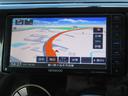 ケンウッドのフルセグＴＶナビ付です。フルセグテレビ視聴、ＣＤ・ＤＶＤ再生等が可能です。Ｂｌｕｅｔｏｏｔｈ機能も付いておりますので、通話やスマートフォンから音楽を楽しめます。バックカメラ付。