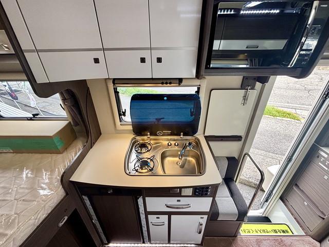 カムロード ナッツＲＶ　クレア５．３Ｘ　ハイパーエボリューションＩＩＩ　フロントフェイスパネル／フロントエアロバンパー／後部室内カーペット／アラウンドビューモニター／６０Ｌ給排水タンク／レンジフード／サイドオーニング３Ｍ／ソーラーパネル／家庭用エアコン／ＦＦヒーター（19枚目）