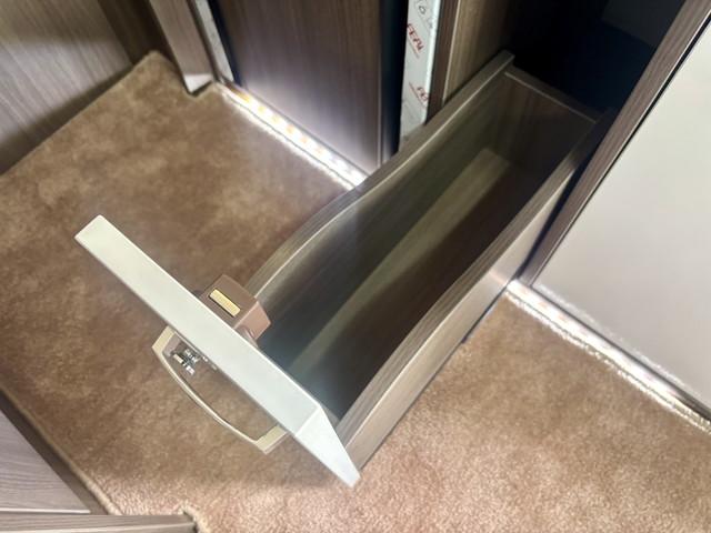 カムロード ナッツＲＶ　クレア５．３Ｘ　ハイパーエボリューションＩＩＩ　フロントフェイスパネル／フロントエアロバンパー／後部室内カーペット／アラウンドビューモニター／６０Ｌ給排水タンク／レンジフード／サイドオーニング３Ｍ／ソーラーパネル／家庭用エアコン／ＦＦヒーター（29枚目）