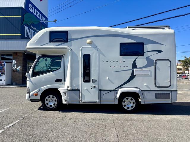 カムロード ナッツRV クレソンボヤージュ タイプW 400Ahリチウムバッテリー 1500Wインバーター 家庭用エアコン 冷蔵庫 電子レンジ テレビ MAXファン シンク FFヒーター マルチルーム ナビ フルセグ ETC バックモニター ドラレコ(4枚目)