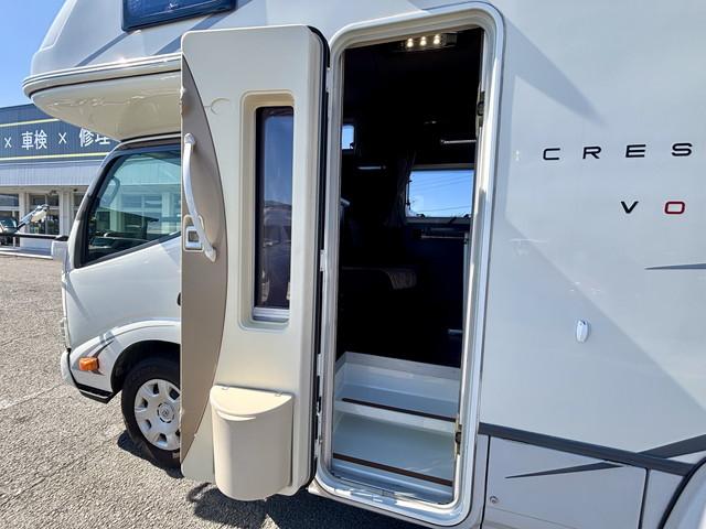 カムロード ナッツRV クレソンボヤージュ タイプW 400Ahリチウムバッテリー 1500Wインバーター 家庭用エアコン 冷蔵庫 電子レンジ テレビ MAXファン シンク FFヒーター マルチルーム ナビ フルセグ ETC バックモニター ドラレコ(7枚目)