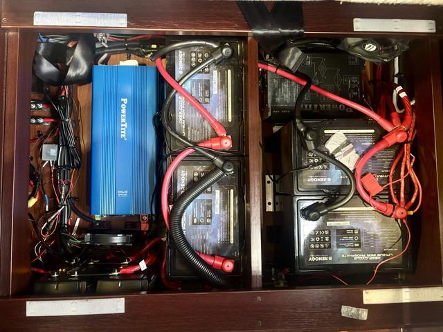 カムロード ナッツRV クレソンボヤージュ タイプW 400Ahリチウムバッテリー 1500Wインバーター 家庭用エアコン 冷蔵庫 電子レンジ テレビ MAXファン シンク FFヒーター マルチルーム ナビ フルセグ ETC バックモニター ドラレコ(8枚目)