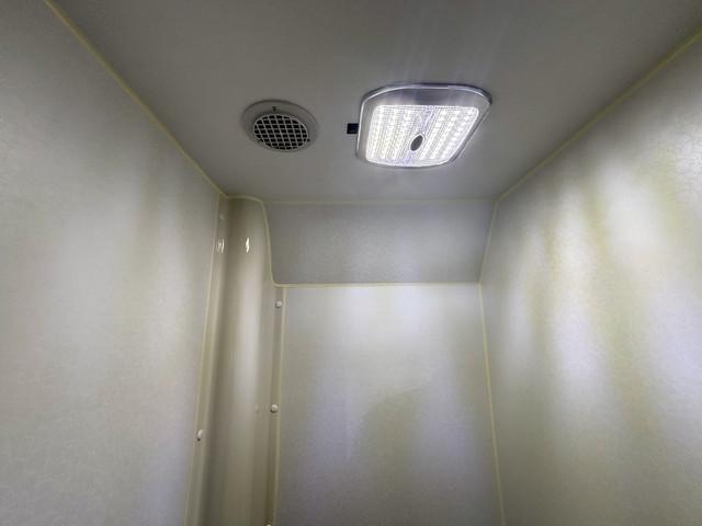 カムロード ナッツRV クレソンボヤージュ タイプW 400Ahリチウムバッテリー 1500Wインバーター 家庭用エアコン 冷蔵庫 電子レンジ テレビ MAXファン シンク FFヒーター マルチルーム ナビ フルセグ ETC バックモニター ドラレコ(33枚目)