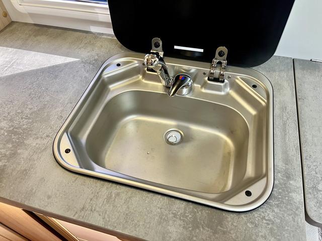 カムロード 　ナッツＲＶ　アレッタハイパーエボリューションＩＩＩ　タイプＷ　２ＷＤ　リチウムバッテリー４００Ａｈ　１５００Ｗインバーター　家庭用エアコン　冷蔵庫　電子レンジ　２８０Ｗソーラーパネル　ＦＦヒーター（52枚目）