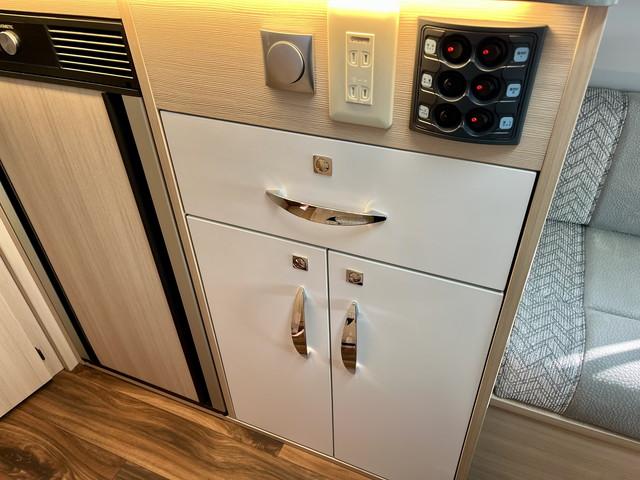 カムロード 　ナッツＲＶ　アレッタハイパーエボリューションＩＩＩ　タイプＷ　２ＷＤ　リチウムバッテリー４００Ａｈ　１５００Ｗインバーター　家庭用エアコン　冷蔵庫　電子レンジ　２８０Ｗソーラーパネル　ＦＦヒーター（56枚目）