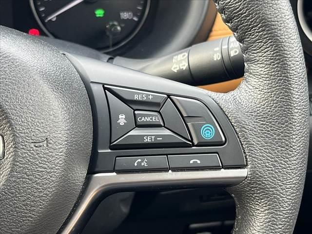 キックス Ｘ　ツートーンインテリアエディション　ツートン　アラウンドビューモニター　９型ナビ／フルセグ／ブルートゥース／ＤＶＤ再生　セーフティセンス　レーダークルーズ　シートヒーター　デジタルミラー　ステアリングヒーター　ルーフレール　ＬＥＤ　禁煙（7枚目）