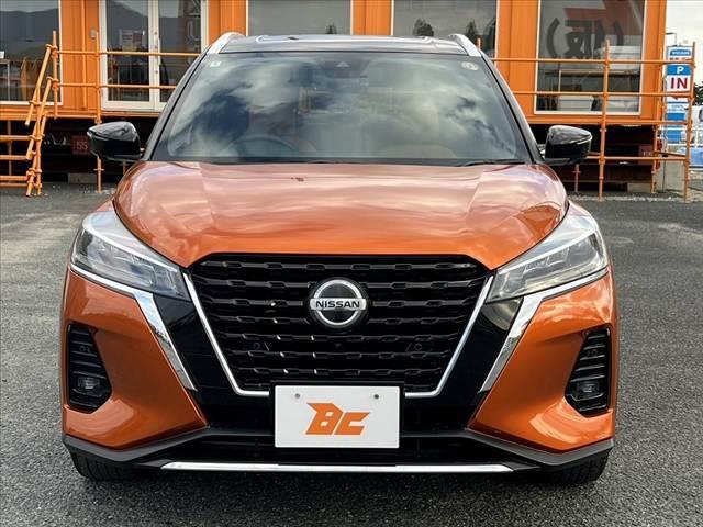 キックス Ｘ　ツートーンインテリアエディション　ツートン　アラウンドビューモニター　９型ナビ／フルセグ／ブルートゥース／ＤＶＤ再生　セーフティセンス　レーダークルーズ　シートヒーター　デジタルミラー　ステアリングヒーター　ルーフレール　ＬＥＤ　禁煙（9枚目）