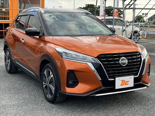キックス Ｘ　ツートーンインテリアエディション　ツートン　アラウンドビューモニター　９型ナビ／フルセグ／ブルートゥース／ＤＶＤ再生　セーフティセンス　レーダークルーズ　シートヒーター　デジタルミラー　ステアリングヒーター　ルーフレール　ＬＥＤ　禁煙（10枚目）