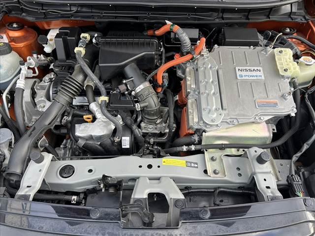 キックス Ｘ　ツートーンインテリアエディション　ツートン　アラウンドビューモニター　９型ナビ／フルセグ／ブルートゥース／ＤＶＤ再生　セーフティセンス　レーダークルーズ　シートヒーター　デジタルミラー　ステアリングヒーター　ルーフレール　ＬＥＤ　禁煙（50枚目）