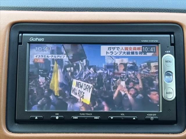 ヴェゼル ハイブリッドＺ　純正ナビ／Ｂｌｕｅｔｏｏｔｈ　バックカメラ　コンフォートビューＰＫＧ　ＬＥＤヘッド　シティーブレーキ　電動格納ミラー　革巻きステア　左右独立ＡＡＣ　ブラック革コンビシート　スマートキー（3枚目）