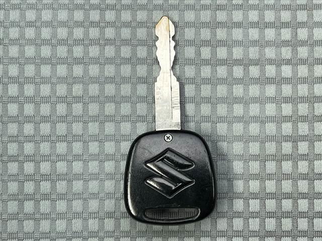 アルト S 運転席シートヒーター オーディオ/CD/2スピーカー/ピラーアンテナ アクセサリーソケット ヘッドライトレベライザー 横滑り防止 アイドリングストップ 電動格納ミラー バニティミラー(33枚目)