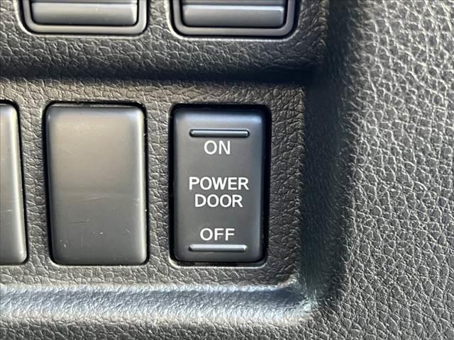 エルグランド ２５０ハイウェイスター　純正ナビ／Ｂｌｕｅｔｏｏｔｈ　フリップダウンＭ　両側電動スライド　スマートキー　ＥＴＣ　オットマン　アラウンドビュー　１００Ｖ電源　Ｐガラス　ステリモ　電動格納ミラー　革巻きステア　合皮シート（31枚目）